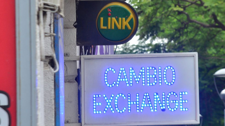 De qué se trata el dólar turista que quiere implementar el Gobierno