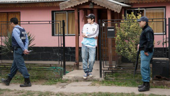 Matías Ancatel, meses atrás en su casa, con custodia porque querían lincharlo por el abuso sexual que cometió.