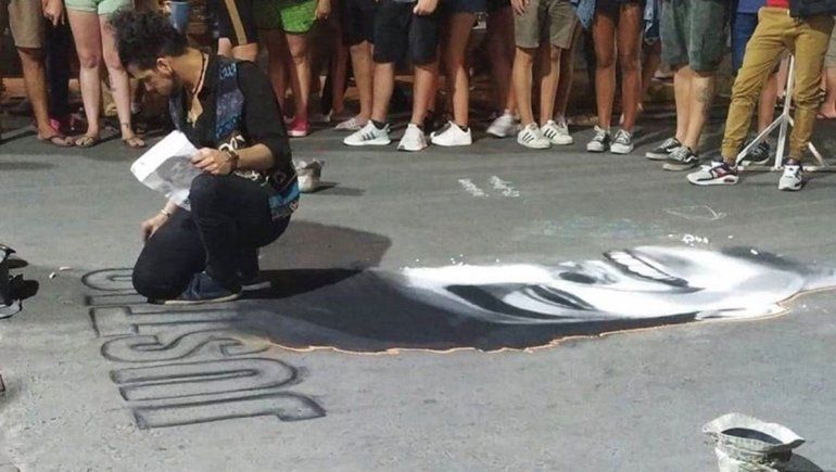 Reclama justicia por Fernando con un emotivo dibujo sobre el asfalto