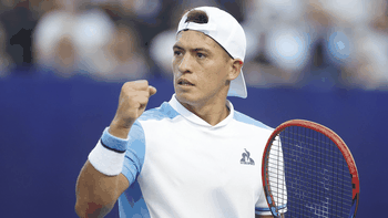 Sebastián Báez ganó 6-7, 6-4, 6-4 y abandono, y avanzó a la tercera ronda del US Open. Sebastián Báez ganó 6-7, 6-4, 6-4 y abandono, y avanzó a la tercera ronda del US Open.