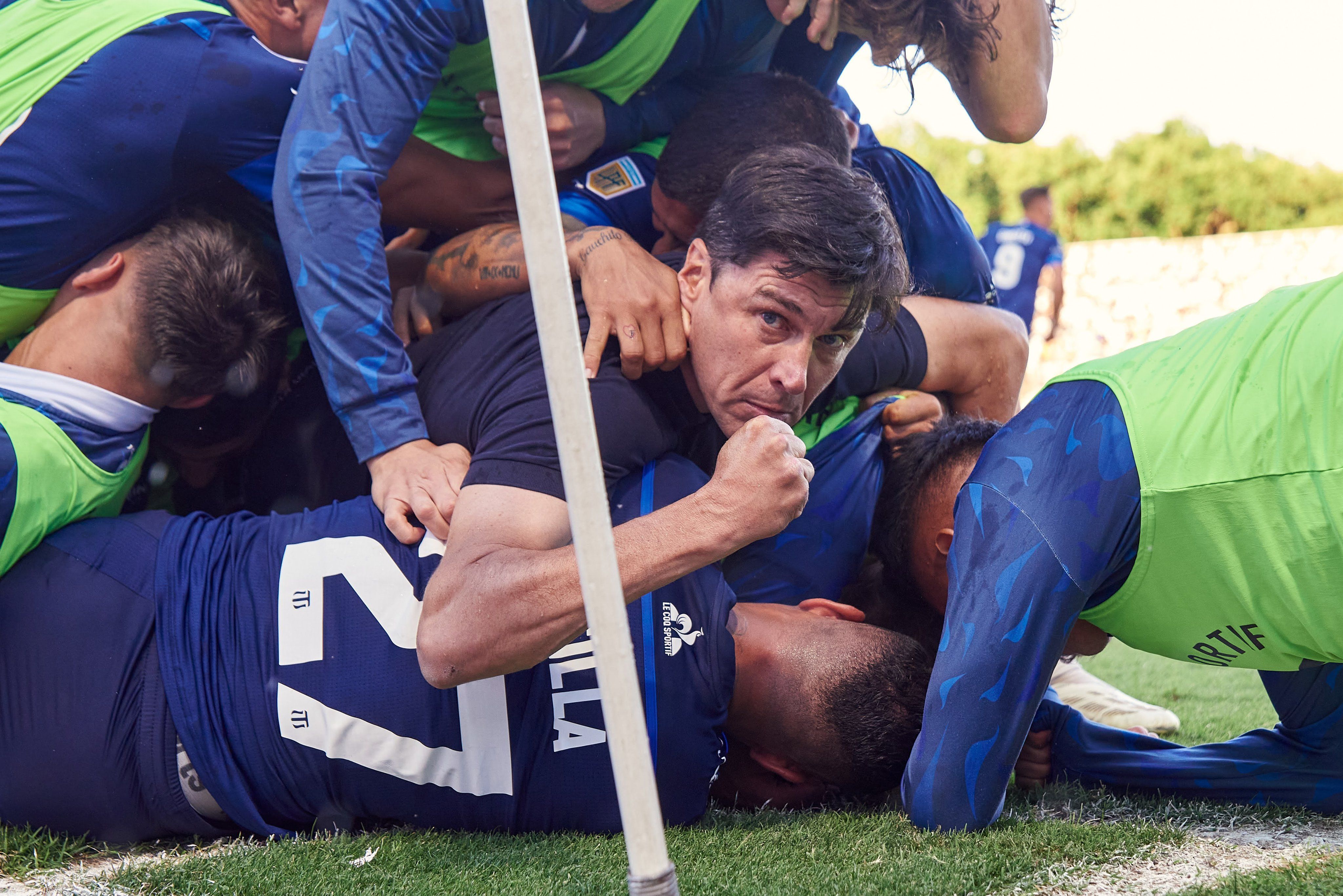 El festejo del entrenador de Talleres junto a sus dirigidos.