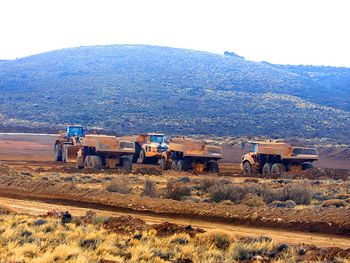 A 90 km de Jacobacci, la mina Calcatreu inició su producción de oro y plata en la estepa rionegrina.