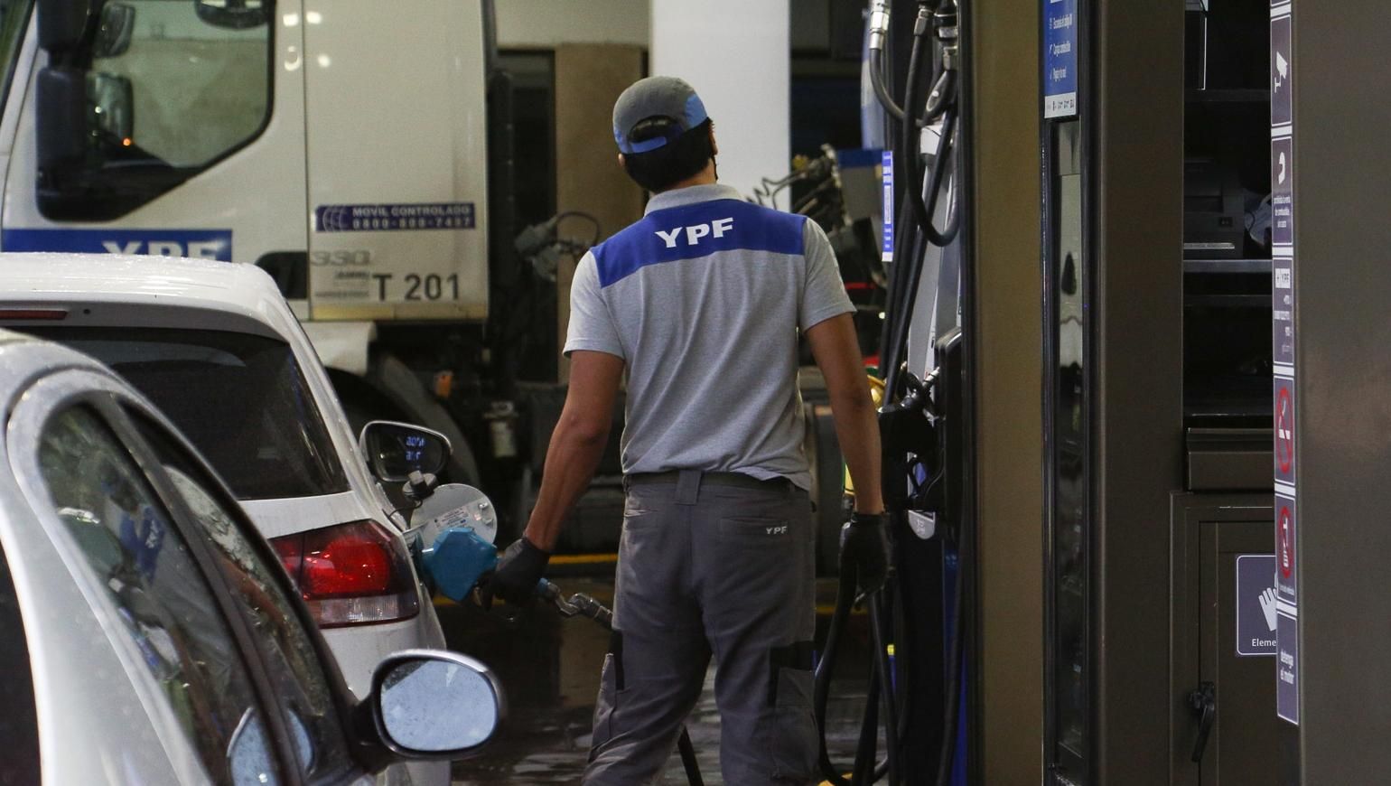 Ahorro en combustibles: las promociones que permiten pagar hasta 30% menos al cargar nafta.