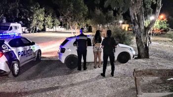 Los dos jóvenes fueron detenidos en Las Grutas. La chica tenía en un bolso cocaína, marihuana, una balanza y dinero. 