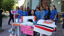 con un maquinazo, las trabajadoras textiles donan su produccion a bahia blanca