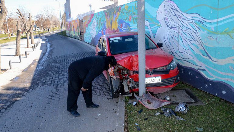 Volanteó para esquivar un perro y terminó incrustado en un poste de luz