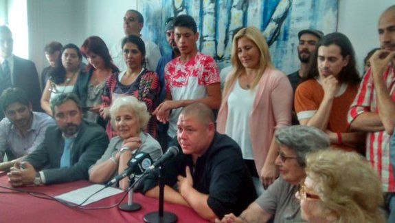 Mario Bravo junto a Estela de Carlotto.