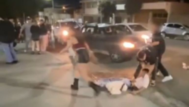 El joven es asistido tras golpearse la cabeza contra la vereda por la trompada que lo tumbó de espaldas