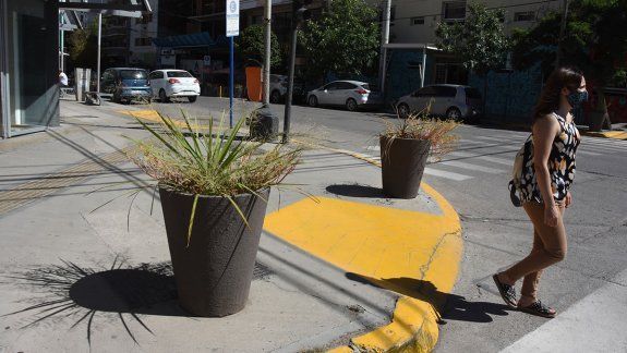 La Muni explicó el motivo detrás de las macetas que colocó en la ciudad