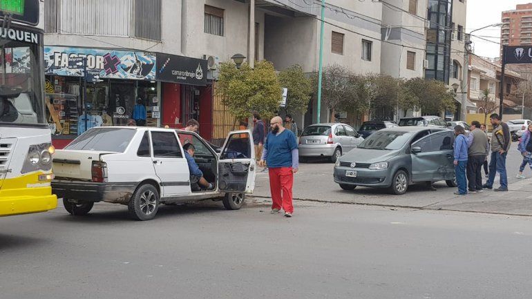 Fuerte choque en uno de los cruces más peligrosos del centro neuquino