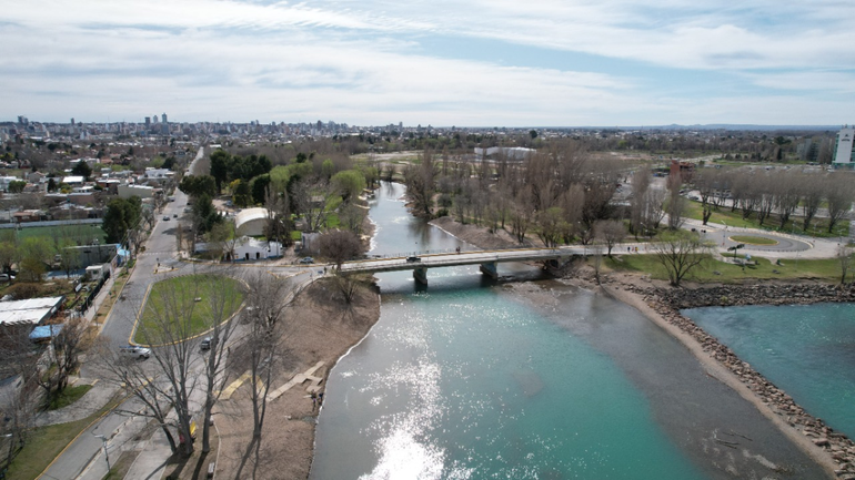 Le rompieron el vidrio y robaron $400 mil de la camioneta