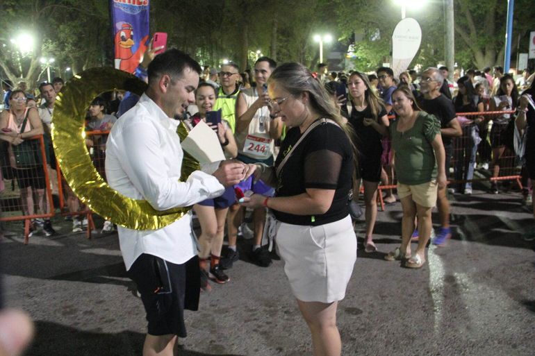 La Corrida de Centenario cerró con un romámtico momento. La Corrida de Centenario cerró con un romámtico momento.