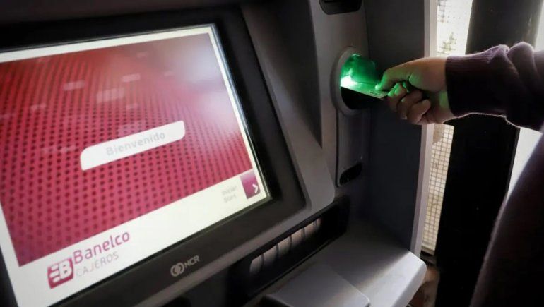 Sacó un crédito, terminó de pagarlo, pero le siguieron descontando: multarán a la empresa