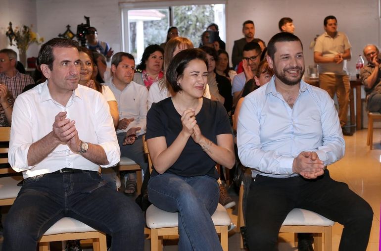 Pablo Cervi, Ayelén Quiroga y el periodista Sebastián Krapp.