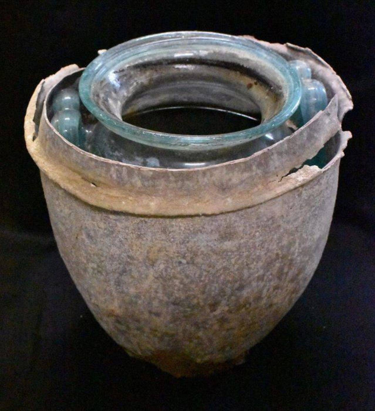 Inicialmente era un vino blanco, pero con el tiempo adquirió un tono rojizo. Inicialmente era un vino blanco, pero con el tiempo adquirió un tono rojizo.