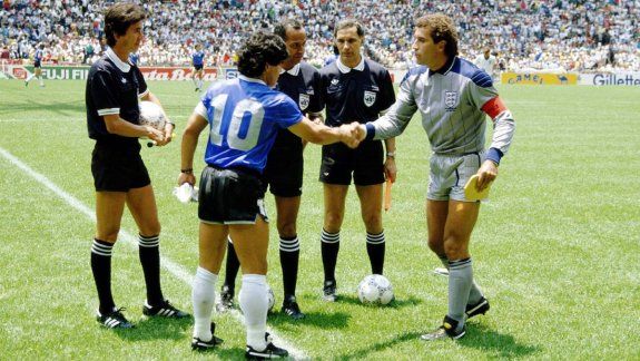 Maradona en el sorteo de capitantes previo al duelo con Inglaterra.
