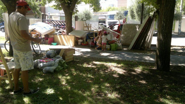 La familia llevó todas sus pertenencias hasta la Plaza Roca para pedir ayuda.