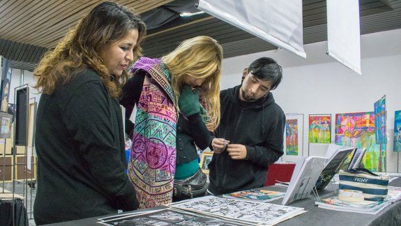Zapala tuvo una variada y colorida feria de arte