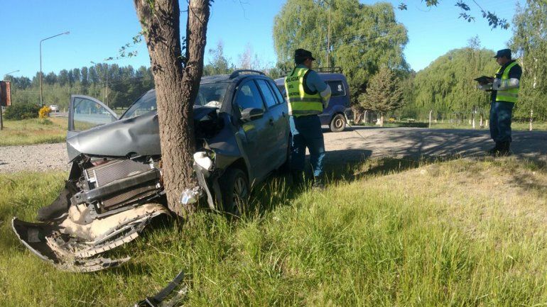 Terminó contra un árbol por esquivar una camioneta
