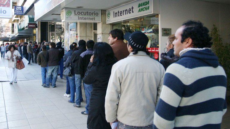 A principios de cada mes se generan largas filas de clientes en los bancos.