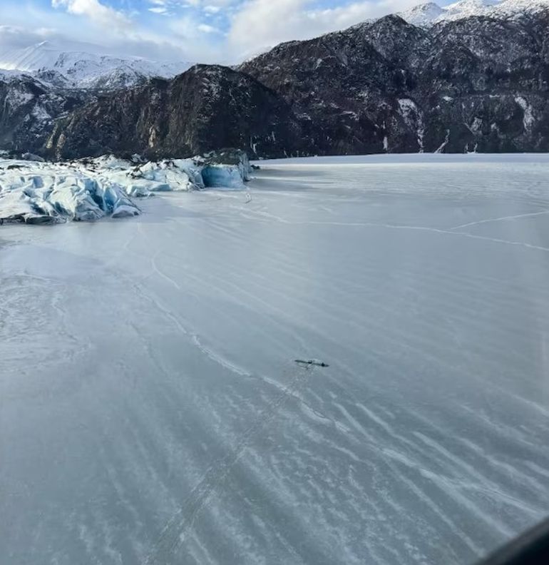 Los tres tripulantes de la avioneta que cayó en Alaska soportaron temperaturas de 20 grados bajo cero en horas de la madrugada. Los tres tripulantes de la avioneta que cayó en Alaska soportaron temperaturas de 20 grados bajo cero en horas de la madrugada.
