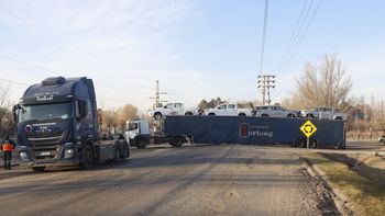 El camión quedó atascado en el desnivel de la Ruta 151. El primer tramo de la senda, a la altura del barrio Pichi Nahuel, está interrumpido. El camión quedó atascado en el desnivel de la Ruta 151. El primer tramo de la senda, a la altura del barrio Pichi Nahuel, está interrumpido.