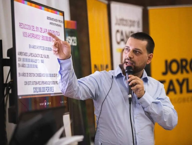 Krapp es periodista y hace 20 años que vive en Centenario. Se centró bajar la planta política.