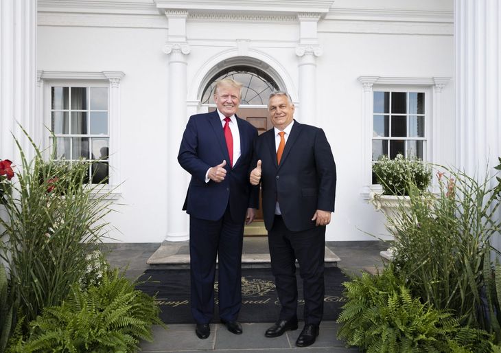 El primer ministro de Hungría de visita en la residencia del expresidente Donald Trump, en Florida en julio de este año. El primer ministro de Hungría de visita en la residencia del expresidente Donald Trump, en Florida en julio de este año.