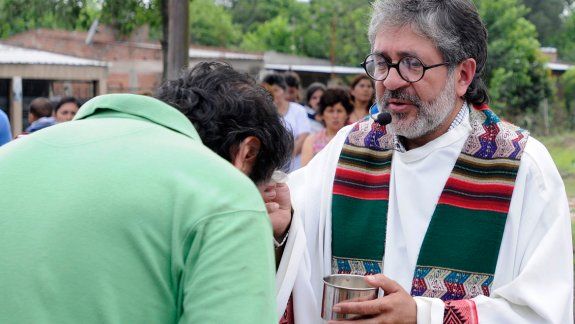 El padre Juan era muy querido en la comunidad de La Florida. Su tía, Nilda, dijo que no cree que se haya suicidado.