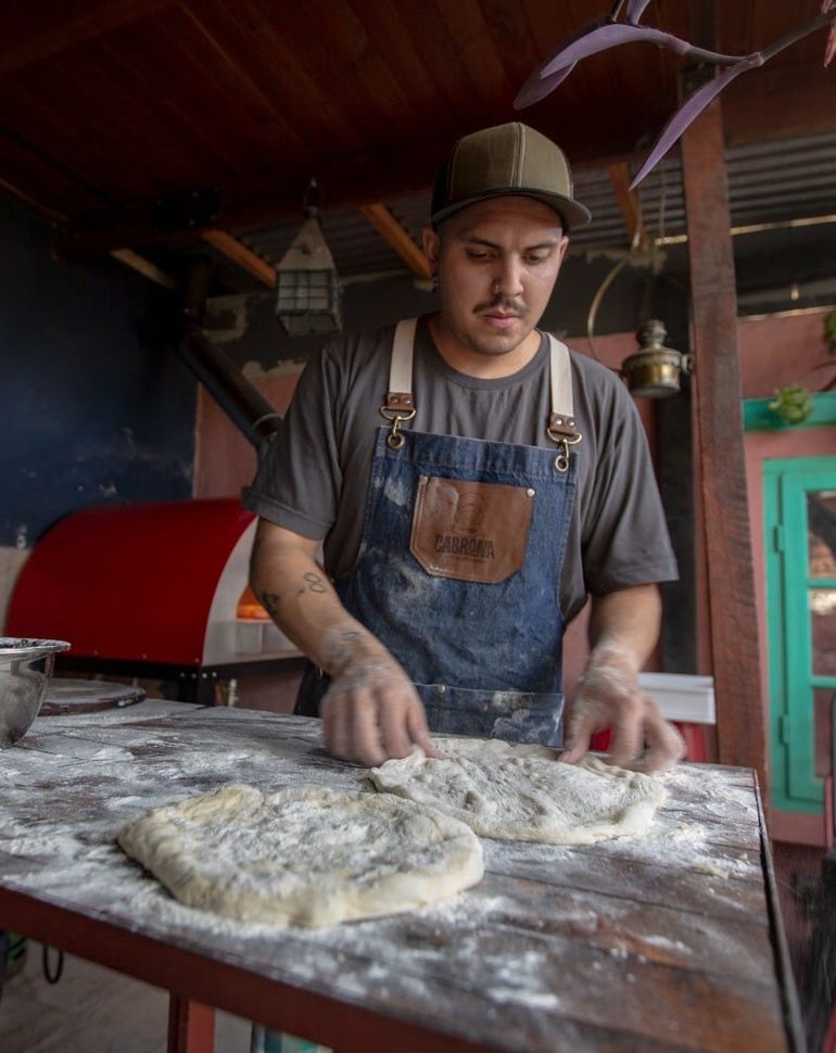 Chicho en pleno proceso de pizzas en Cabrona. Chicho en pleno proceso de pizzas en Cabrona.