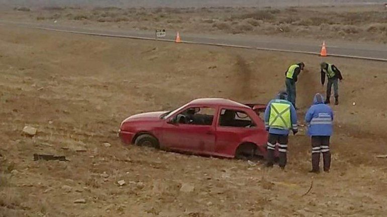 Una familia volcó con su auto en la Ruta 22: una nena de 6 años está grave