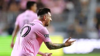 Lionel Messi y su nuevo festejo. Lionel Messi y su nuevo festejo.