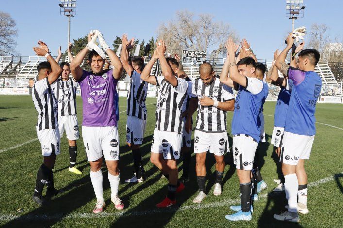 El saludo de los jugadores albinegros en un d&iacute;a hist&oacute;rico (foto Anah&iacute; C&aacute;rdena)
