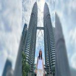 Carla, la ingeniera Zapalina. Detrás, las torres petronas en Kuala Lumpur. | LM Neuquen Carla, la ingeniera Zapalina. Detrás, las torres petronas en Kuala Lumpur.