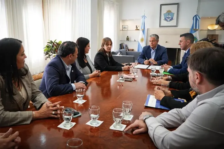 El gobernador Figueroa se reunió con la rectora de la UNCO, Beatriz Gentile, para firmar el acuerdo de esta nueva sede. El gobernador Figueroa se reunió con la rectora de la UNCO, Beatriz Gentile, para firmar el acuerdo de esta nueva sede.