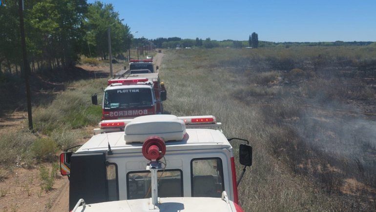 Les llevó 12 horas a los bomberos apagar dos incendios en Senillosa