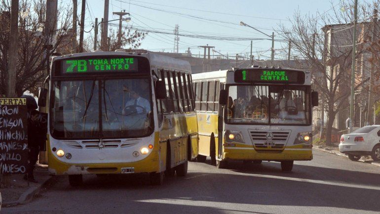 Los colectiveros aguardarán hasta el lunes para evitar el primer paro del año.