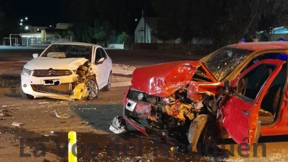 Dos autos destruidos tras un fuerte choque frontal: una mujer quedó atrapada