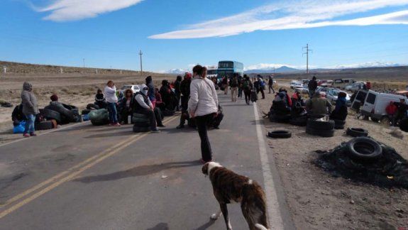 Desocupados siguen con el corte de Ruta 22 en reclamo de trabajo