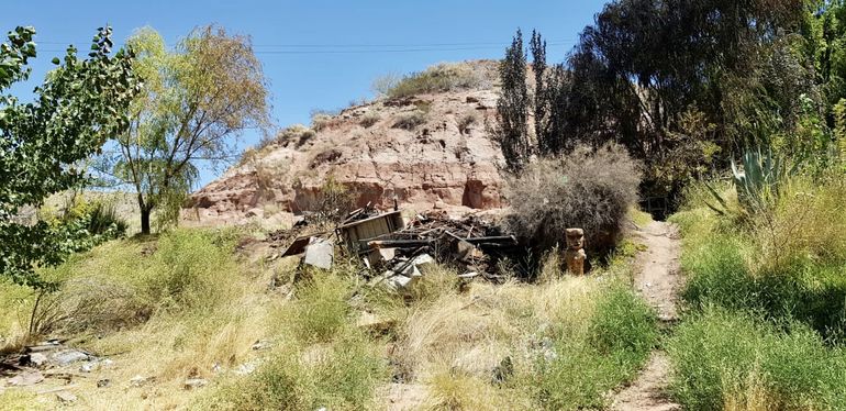 La casa del artesano Tango y su familia quedó destruida luego del incendio.