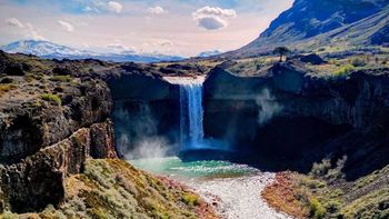 El Salto del Agrio es uno de los grandes atractivos turísticos de Neuquén. El Salto del Agrio es uno de los grandes atractivos turísticos de Neuquén.