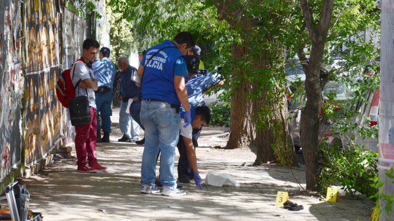 Se pelearon a los palazos por un lugar en la plaza Güemes