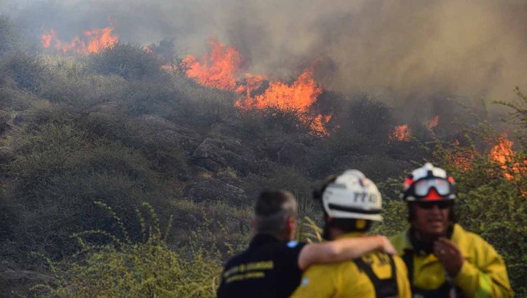 Córdoba combate tres focos de incendios con más de 330 brigadistas y riesgo extremo
