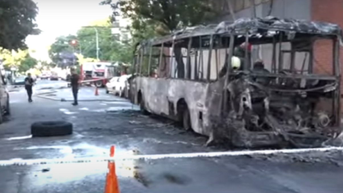 Un colectivo se prendió fuego en el barrio porteño de Almagro. También afectó una ambulancia.