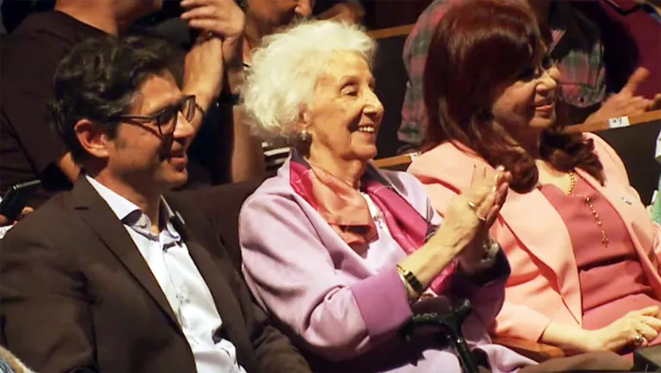 Pese a que Cristina Fernández y Axel Kicillof intentaron disimular el malestar que existe entre ambos, quedó claro que falta mucho para la unidad del partido. Pese a que Cristina Fernández y Axel Kicillof intentaron disimular el malestar que existe entre ambos, quedó claro que falta mucho para la unidad del partido.