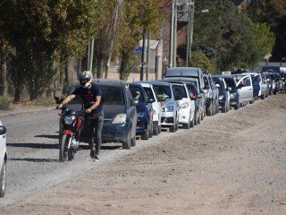 Largas filas de vehículos para cargar combustible en Neuquén. Foto: Sebastián Fariña Petersen/LMNeuquén
