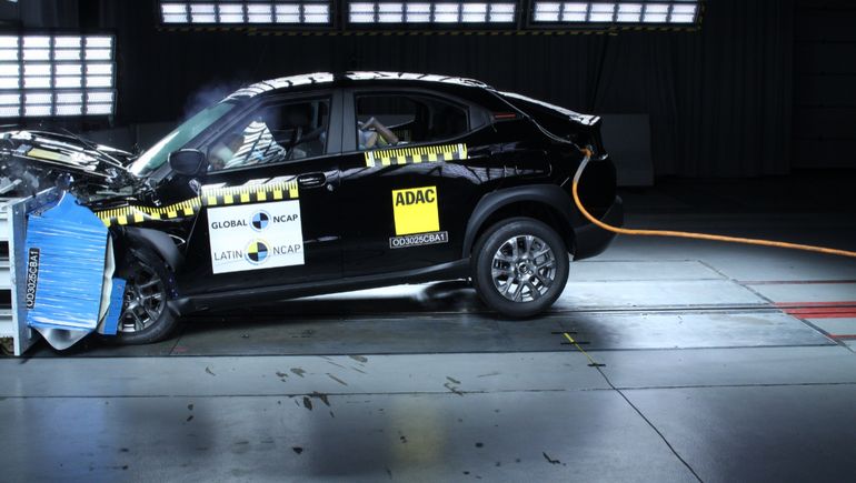 La prueba de choque del Citroën Basalt en LatinNCAP. La prueba de choque del Citroën Basalt en LatinNCAP.