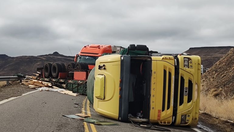 Por el vuelco del camión el tránsito estuvo interrumpido durante varios minutos. (Foto: Rodolfo Ramírez) Por el vuelco del camión el tránsito estuvo interrumpido durante varios minutos. (Foto: Rodolfo Ramírez)