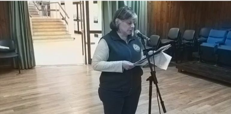 Laura Abregú, integrante del Club de Observadores de Aves, leyó el proyecto de ordenanza ante los concejales de Esquel, en Chubut. Laura Abregú, integrante del Club de Observadores de Aves, leyó el proyecto de ordenanza ante los concejales de Esquel, en Chubut. 