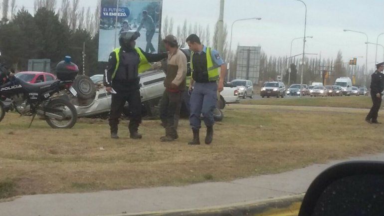 Entró rápido en la rotonda de Plottier y terminó con las cuatro ruedas para arriba